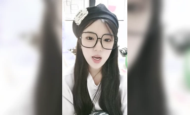 顏值無敵清純眼鏡妹！初下海收費房！圓潤蜜桃美臀，大奶子揉捏，翹屁股拍打扭動，讓人慾罷不能