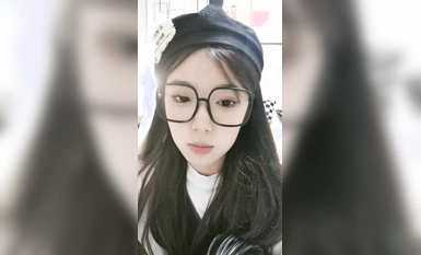 顏值無敵清純眼鏡妹！初下海收費房！圓潤蜜桃美臀，大奶子揉捏，翹屁股拍打扭動，讓人慾罷不能