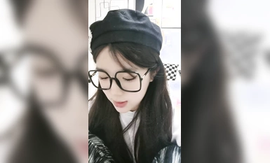 顏值無敵清純眼鏡妹！初下海收費房！圓潤蜜桃美臀，大奶子揉捏，翹屁股拍打扭動，讓人慾罷不能