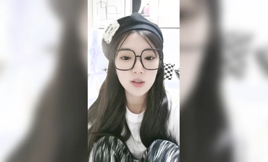 顏值無敵清純眼鏡妹！初下海收費房！圓潤蜜桃美臀，大奶子揉捏，翹屁股拍打扭動，讓人慾罷不能