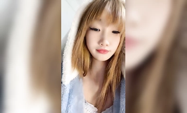 Seorang gadis dengan bibir merah dengan berat lebih daripada 80 paun! Badan langsing, stoking putih dan kaki cantik! Gambar dekat faraj merah jambu, pantat dinaikkan dan ditampar, sangat seksi dan menggoda