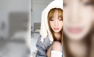 Seorang gadis dengan bibir merah dengan berat lebih daripada 80 paun! Badan langsing, stoking putih dan kaki cantik! Gambar dekat faraj merah jambu, pantat dinaikkan dan ditampar, sangat seksi dan menggoda