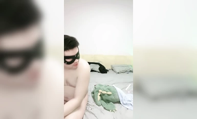 最高の中の最高！可愛い女の子！黒いシルクの脚、太ったおじさんに犯され、美尻を押さえつけられ、深く突かれ、お尻に精液をかけられ、快感に絶叫する！