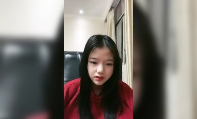 清純甜美小妹妹！強烈要求秀一下！浴室洗澡微毛饅頭B，張開雙腿特寫，小男友大屌插嘴磨蹭