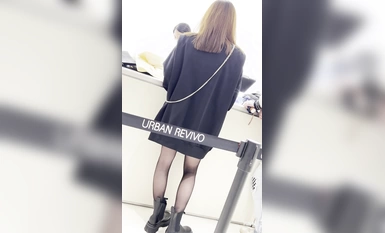 商場一路跟蹤抄底陪著男友逛街的極品大長腿黑絲美女