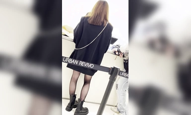 商場一路跟蹤抄底陪著男友逛街的極品大長腿黑絲美女