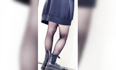 商場一路跟蹤抄底陪著男友逛街的極品大長腿黑絲美女