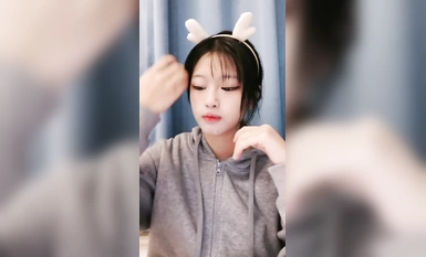 Wanita dengan ekor kuda berkembar dan payudara yang cantik! Penuh tenaga! Dia berbogel, memulas pinggang dan menggoncang payudaranya, menyentuh farajnya di dalam bilik mandi, dan bermain dalam pelbagai posisi dengan stoking jala hitam dan putih.