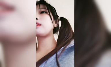 雙馬尾美乳小姐姐！活力十足！脫光光扭腰抖奶，浴室自摸騷穴，黑白網襪擺弄各種姿勢