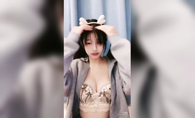 雙馬尾美乳小姐姐！活力十足！脫光光扭腰抖奶，浴室自摸騷穴，黑白網襪擺弄各種姿勢