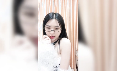 性感尤物騷御姐！拿著小皮鞭脫衣舞！難得雙人操逼秀，吸吮吃大屌，主動騎乘位站立操逼