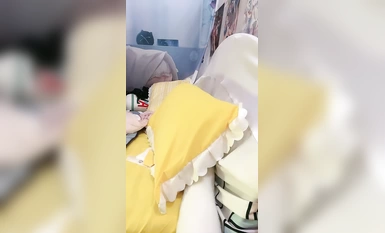 新來的極品小妹初次下海讓狼友調教，全程露臉聽狼友指揮，揉奶玩逼特寫展示粉嫩嫩的騷穴好誘人，呻吟可射