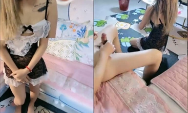 淫亂的房間性感的小妹，全程露臉黑絲女僕兩個小騷逼輪番轟炸，口交大雞巴，多體位蹂躪抽插，草的騷逼直浪叫