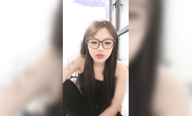 乖巧00後眼鏡嫩妹！給大家跳個舞！扭腰擺臀活力，脫光光大屁股，特寫騷逼，還挺粉嫩