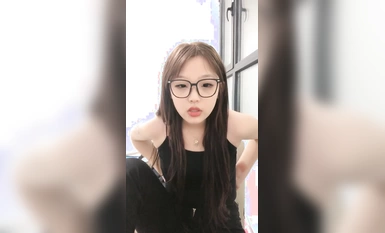 Seorang gadis muda comel dengan cermin mata lahir pada tahun 2000! Tarian untuk semua orang! Menggerak-gerakkan dan menggoyang-goyangkan pinggulnya dengan bertenaga, menanggalkan punggungnya yang besar, dari dekat farajnya, agak merah jambu