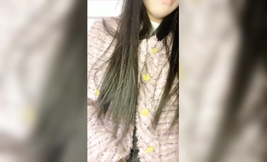 一臉呆萌妹妹！情趣學生裝扭腰擺臀！掰開緊致嫩穴，特寫視角刮逼毛，看著更粉水嫩多汁