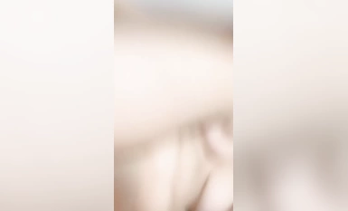 Gadis cantik berambut pendek! Payudara merah jambu sangat lembut! Berlutut di atas kerusi dan pukul pantat anda, masukkan penggetar ke dalam faraj anda, dan erangannya sangat bagus.