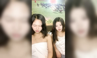 のかわいい妹！新人のお姉さんと親友のお姉さん！揉み合うおっぱい、一筋の微毛マンコ、見せつけるお姉さん...。