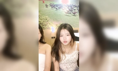 Adik manis lahir pada 00! Bawa sahabat baru anda ke laut! Menggosok payudara masing-masing, faraj yang sedikit berbulu, kakak menunjukkan susuk tubuhnya