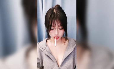 活力十足美少女！扭腰擺臀熱舞！從下往上視角看穴，振動棒騷穴磨蹭，浴室洗澡濕身誘惑