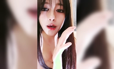 활기찬 미소녀! 엉덩이를 공중에 띄우고 춤추기! 보지를 아래에서 위로, 진동기 보지를 문지르고, 욕실 샤워와 젖은 몸 유혹!