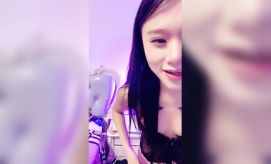 粉嫩多汁的極品寶貝，黑絲誘惑全程露臉勾搭狼友，火辣艷舞滿眼含情，自慰粉嫩逼逼呻吟，舔弄手指上的淫水