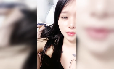 粉嫩多汁的極品寶貝，黑絲誘惑全程露臉勾搭狼友，火辣艷舞滿眼含情，自慰粉嫩逼逼呻吟，舔弄手指上的淫水