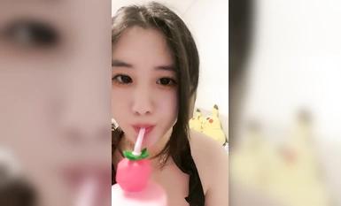 外表甜美肉肉美女！自己玩超級騷！兩根假屌嘴裡吃一根，吸在牆上後入，地上騎坐深插到底