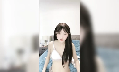 極品尤物！清純美少女！被胖大叔隨意玩弄，手指扣入小穴，小舌頭舔屌很靈活，騎乘姿勢操的舒服