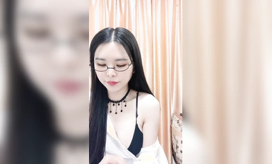 Napaka-istilo ng black-rimmed glasses! Sexy dance temptation! Itinaas ang kanyang magandang puwitan at ipinapasok ang kanyang puke, ang kasosyo sa sex ay sumasali sa oral sex, nakatayo at ipinapasok ang kanyang puki mula sa gilid