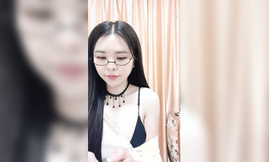 Napaka-istilo ng black-rimmed glasses! Sexy dance temptation! Itinaas ang kanyang magandang puwitan at ipinapasok ang kanyang puke, ang kasosyo sa sex ay sumasali sa oral sex, nakatayo at ipinapasok ang kanyang puki mula sa gilid