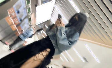 Cô chủ đi theo người đẹp và thẳng thắn chụp ảnh cô dưới váy. Cô gái xinh đẹp trong bộ sườn xám xẻ tà đi ra ngoài trong chân không và có một chiếc đĩa CD mát mẻ.