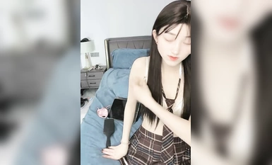 Ang tunay na kagandahan! Puro at magandang babae! Ang bagong pakulo ng isang matabang tiyuhin na naglalaro ng kanyang puke, gamit ang panlinis para punuin ng tubig ang kanyang ari, at isang nanginginig na egg massager para magtulungan ng sobra.