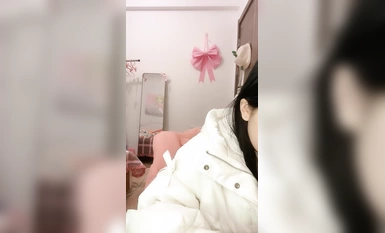 Một em gái hậu 00 với khuôn mặt dễ thương! Váy ngắn gợi cảm! Xoay eo lắc hông để lộ ngực, thọc bút vào âm hộ không có lông, nhìn cận cảnh cực kỳ hấp dẫn