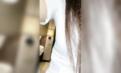 Kecantikan terunggul! Dewi selebriti internet piala F! Baju menutupi punggung dan skirtnya bergaya OL Dia mengeluarkan payudaranya yang besar dan mengulinya.