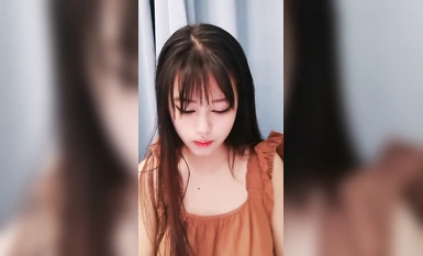 美乳小姐姐！活力十足全裸抖奶！黑白網襪，沙發上自慰，振動棒快速抽插，低低呻吟嬌喘