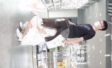 大神商場尾隨偷拍幾個美女裙底風光 齊逼裙涼高跟美騷婦彎腰時手摸大腿根露出藍內濕痕