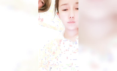 Ba cô gái lộ mặt xuyên suốt live show. Hai cô gái trẻ đưa cô bé đi xem live show. Họ dùng đạo cụ để xuyên vào lồn nhau và để em gái mút và liếm âm hộ của mình.