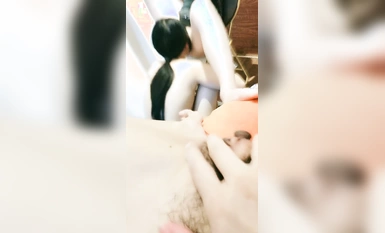 Ba cô gái lộ mặt xuyên suốt live show. Hai cô gái trẻ đưa cô bé đi xem live show. Họ dùng đạo cụ để xuyên vào lồn nhau và để em gái mút và liếm âm hộ của mình.