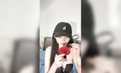 Iyong munting dyowa noong 2004, ang kanyang kagwapuhan ay nagpakita ng kanyang mukha upang akitin siya, at siya ay napaka-sexy pa nang siya ay naging kanyang tiyahin, ipinakita niya ang kanyang duguang puke sa kanyang mga kaibigang lobo, pinakain ang kany