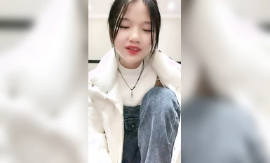 00後無敵呆萌妹妹！背帶褲看貧乳！一線天饅頭嫩穴，洗完澡小男友操逼，扶屌抽插撐爆小穴