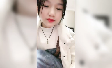 00後無敵呆萌妹妹！背帶褲看貧乳！一線天饅頭嫩穴，洗完澡小男友操逼，扶屌抽插撐爆小穴