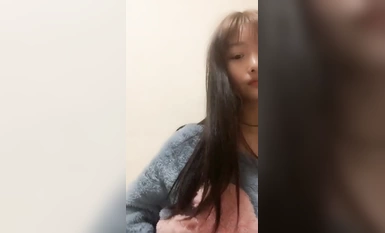 Newbie menyertai kakak generasi 2000! Nampak comel dan comel! Dia mempunyai susuk tubuh langsing dan payudara kecil, gambar dekat puki kecilnya, dan dia membentangkannya untuk anda lihat dan mengerang perlahan.