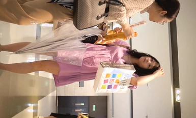 偷拍大神商場小吃街尾隨偷拍 美女裙底風光外純內騷的白裙美女！粉色窄內濕了還露毛