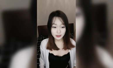 Isang tahimik, sweet at magandang kapatid! Isang madamdaming labanan sa isang lalaking nakasuot ng hood! Footjob na may magagandang binti sa itim na medyas, pinalalim ang kanyang ulo habang nakahawak sa kanyang ulo, at sinisipa ang kanyang puki gamit ang 