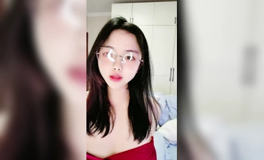 검은 실크 노출 얼굴 파열 가슴 극단적 인 작은 야한 물건 카메라 앞에서 유혹, 극단적 인 큰 가슴 섹시한 큰 엉덩이 늑대 친구에게 핑크 보지를 열어 클로즈업, 멋진 자극 음란 언어가 끊임없이