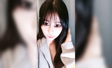 大眼睛小騷妹全程露臉大秀誘惑狼友4小時，性感紋身跟狼友互動撩騷，揉奶玩逼看特寫，吸著小煙道具抽插逼逼