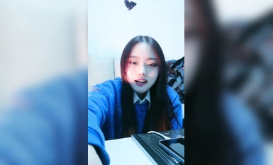 外表甜美小姐姐！其實騷的很！逼上紋身乳釘，陰唇上穿環，按摩器震動自慰，爽的高潮出水