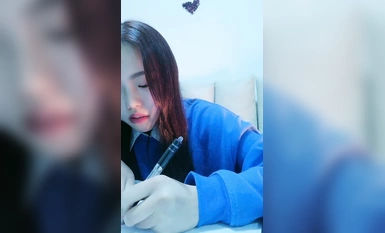 外表甜美小姐姐！其實騷的很！逼上紋身乳釘，陰唇上穿環，按摩器震動自慰，爽的高潮出水