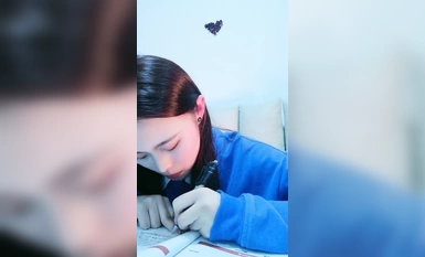 外表甜美小姐姐！其實騷的很！逼上紋身乳釘，陰唇上穿環，按摩器震動自慰，爽的高潮出水